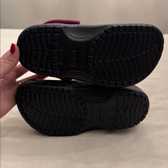 As good as NEW! CROCS Classic Disney Villains, sz J3 - Picture 8 of 12